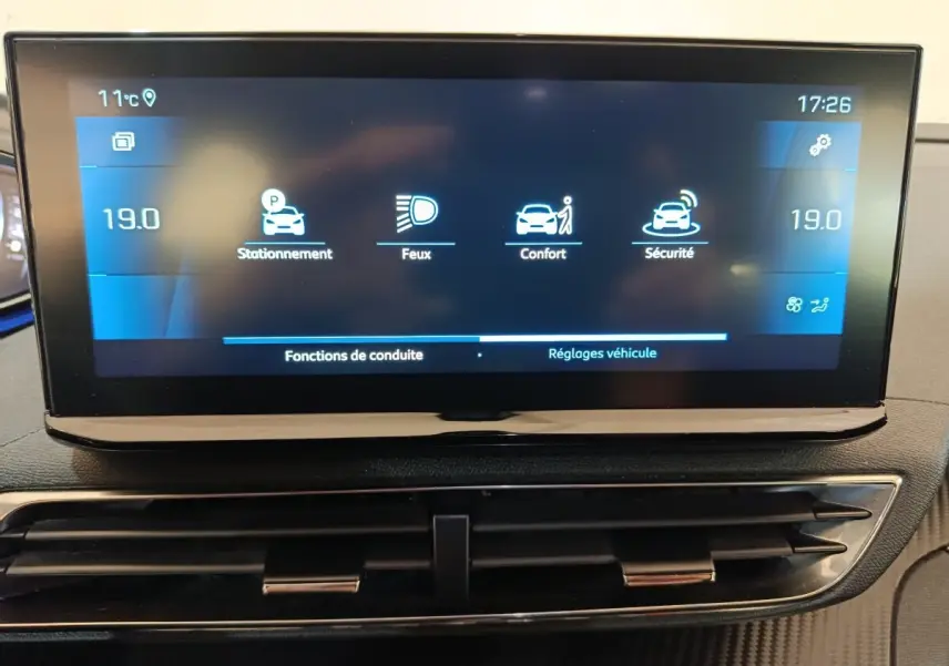 Écran tactile central du tableau de bord du Peugeot 5008 gris clair, affichant les réglages de conduite et confort.