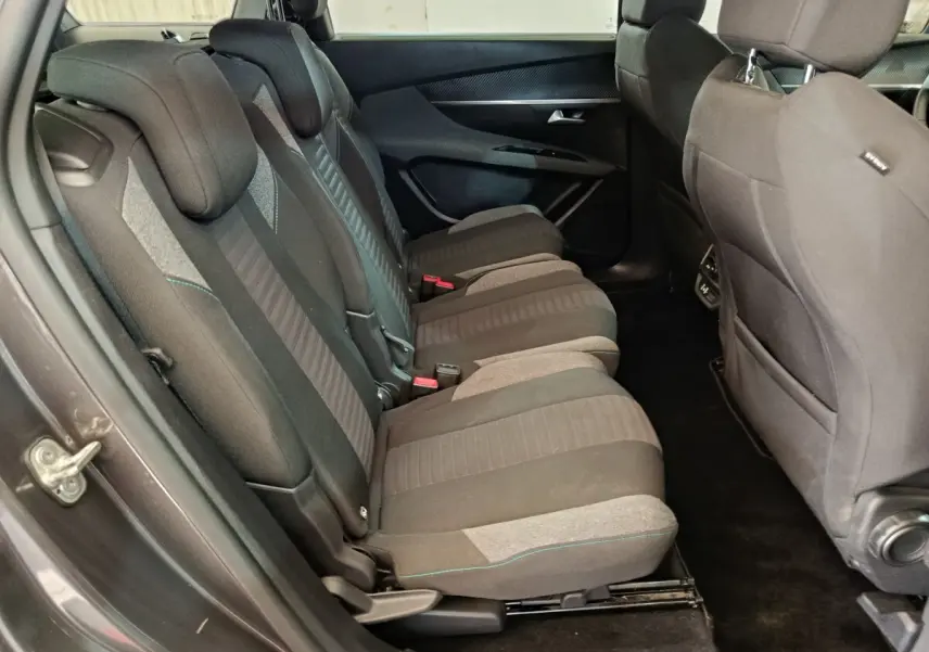 Vue intérieure côté gauche sur la banquette arrière tissu noir et gris du Peugeot 5008 gris clair 2023.