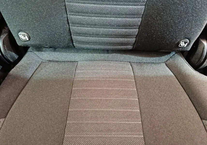 Gros plan sur la partie centrale du siège arrière gris foncé du Peugeot 5008 2023 avec fixation Isofix visible.