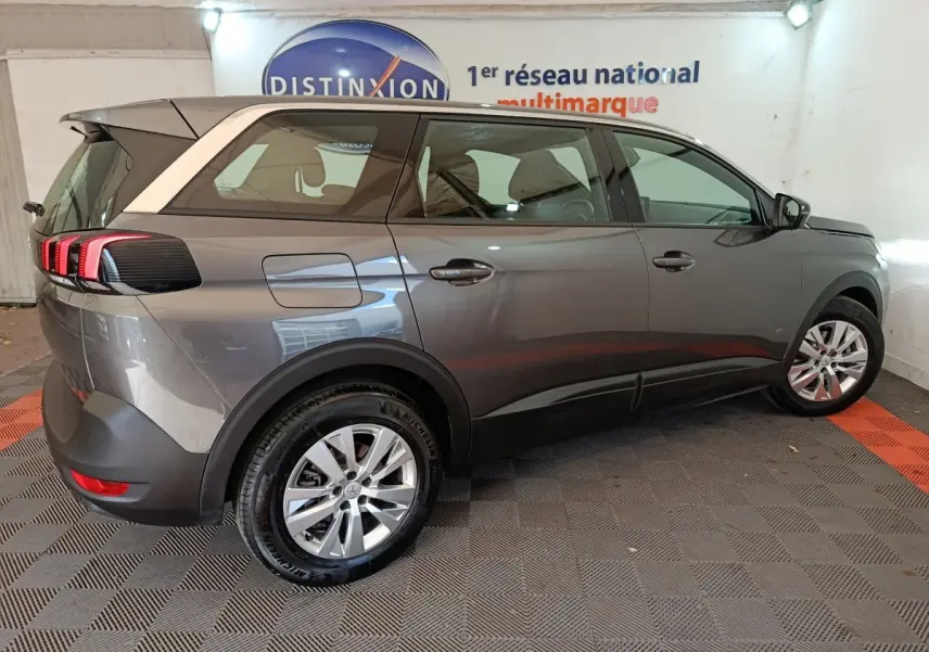 Vue côté droit arrière du Peugeot 5008 gris clair 2023 avec feux arrière à LED et jantes alliage.