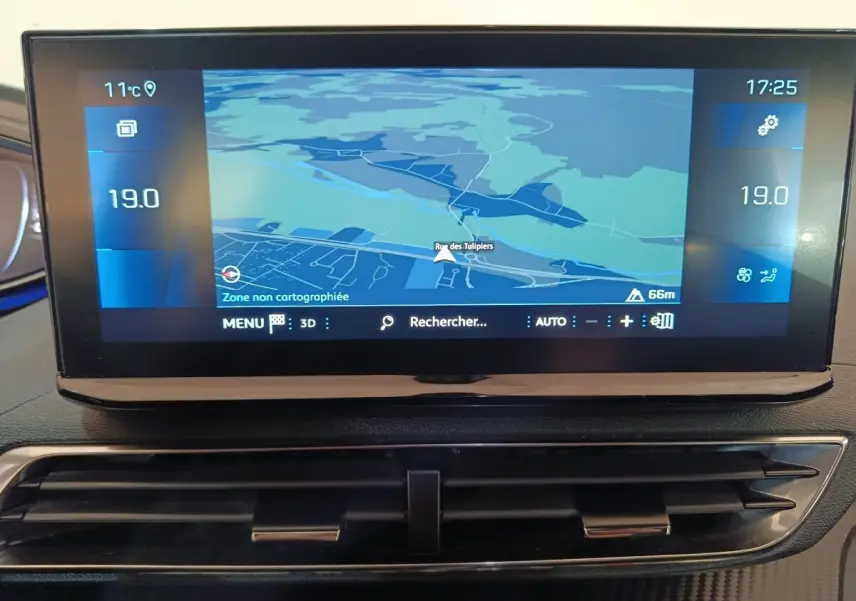 Écran tactile central du tableau de bord du Peugeot 5008 gris clair, affichant la navigation GPS en vue frontale.