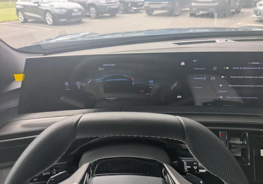Boutons de commande intérieurs du Peugeot 3008 Hybrid 145, avec symboles de pare-brise chauffant et ouverture du coffre.