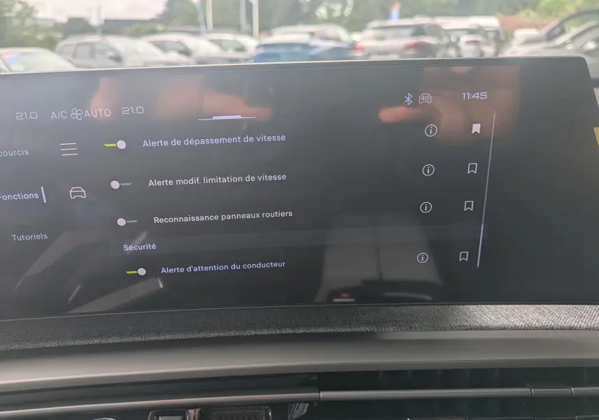 Écran tactile central du Peugeot 3008 Hybrid 145 GT Exclusive affichant les alertes de sécurité conducteur.