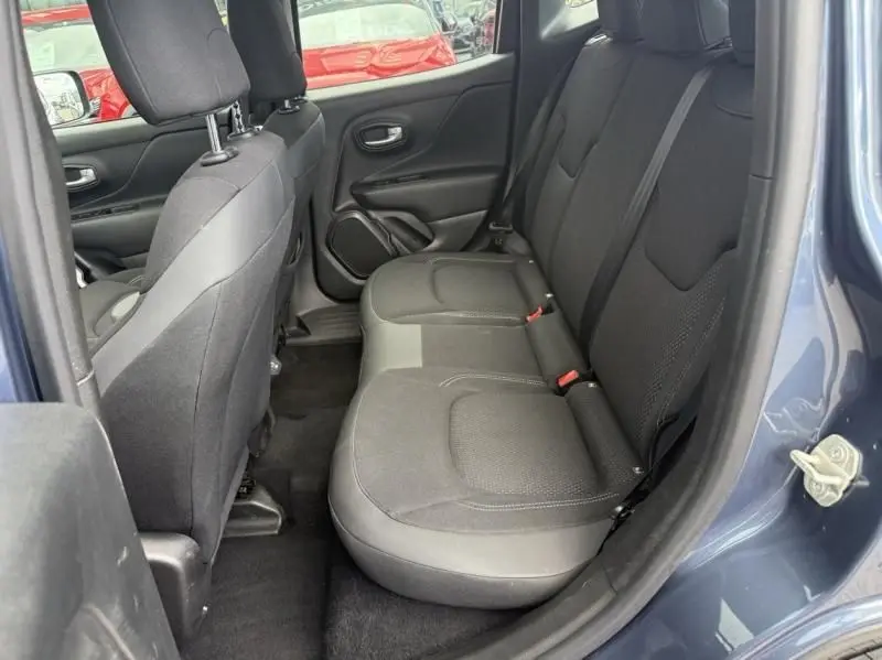 Vue intérieure côté arrière droit du Jeep Renegade 2024 bleu métal, montrant les sièges arrière en tissu noir.