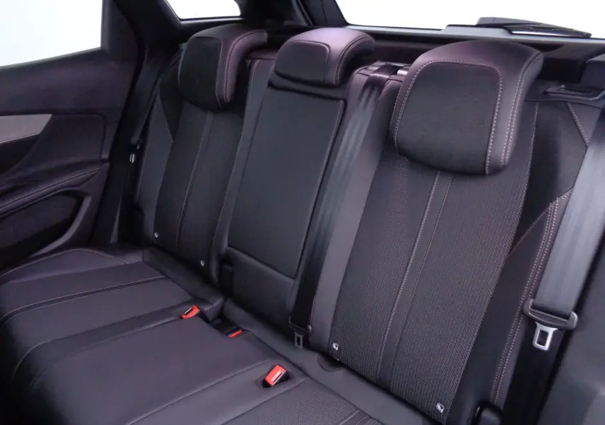Vue intérieure des sièges arrière noirs avec surpiqûres contrastantes du Peugeot 3008 2023 gris Artense Metal.