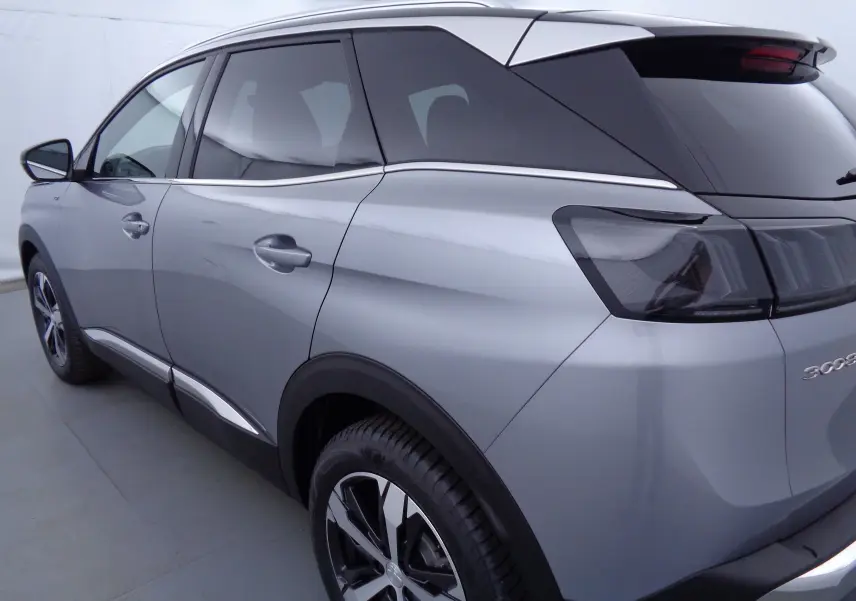 Vue 3/4 arrière droite du Peugeot 3008 gris Artense métal avec vitres teintées et jantes alliage bicolores.