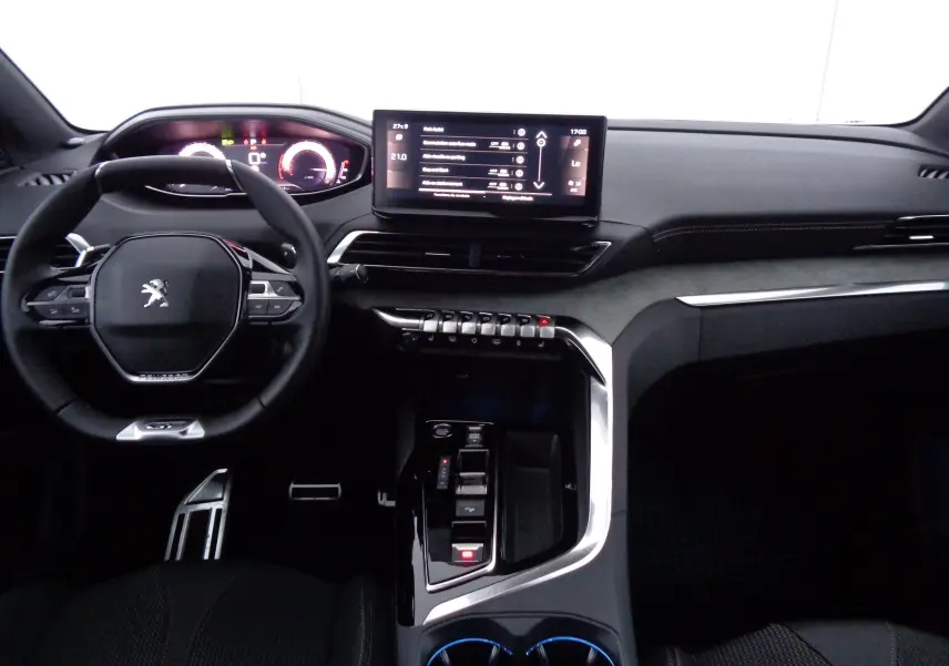 Intérieur du Peugeot 3008 2023 en vue frontale, tableau de bord moderne avec écran tactile et volant compact noir.