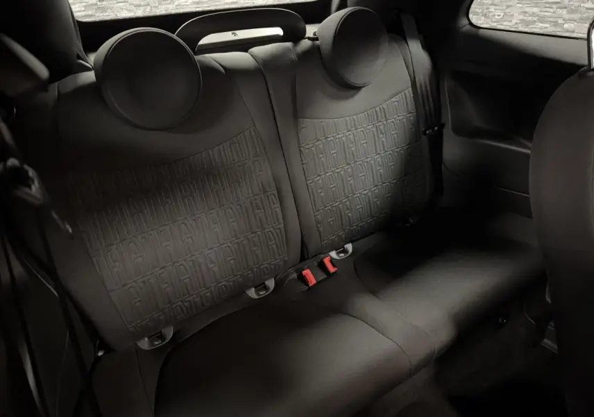 Banquette arrière noire de la Fiat 500 Cabriolet 2024, avec monogramme FIAT en relief sur les dossiers.