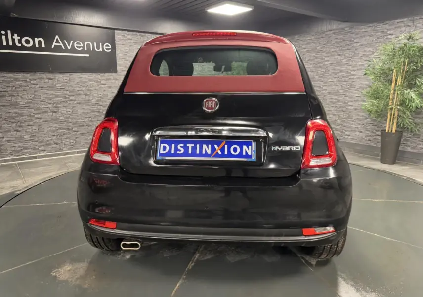 Vue arrière d'une Fiat 500 Cabriolet noire avec capote rouge et logo Hybrid visible sur le coffre.