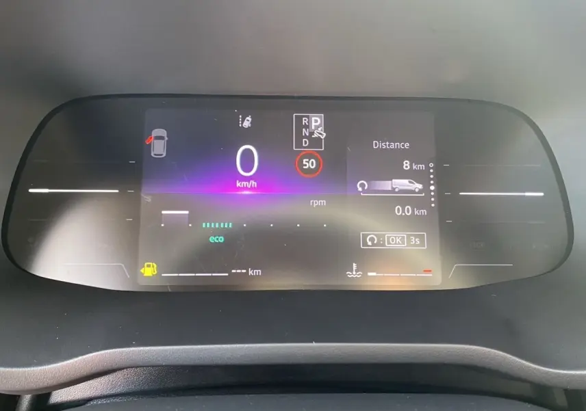 Tableau de bord digital 7 pouces du Renault Trafic Combi noir 2025 affichant vitesse zéro et indicateurs eco et distance