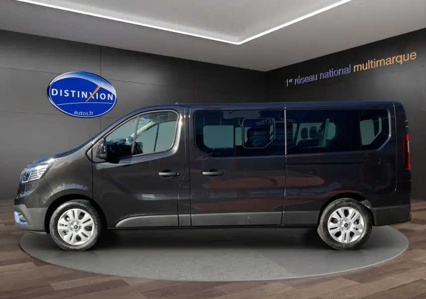 Profil côté gauche du Renault Trafic Combi noir 2025 avec vitres teintées et jantes alliage 17 pouces.