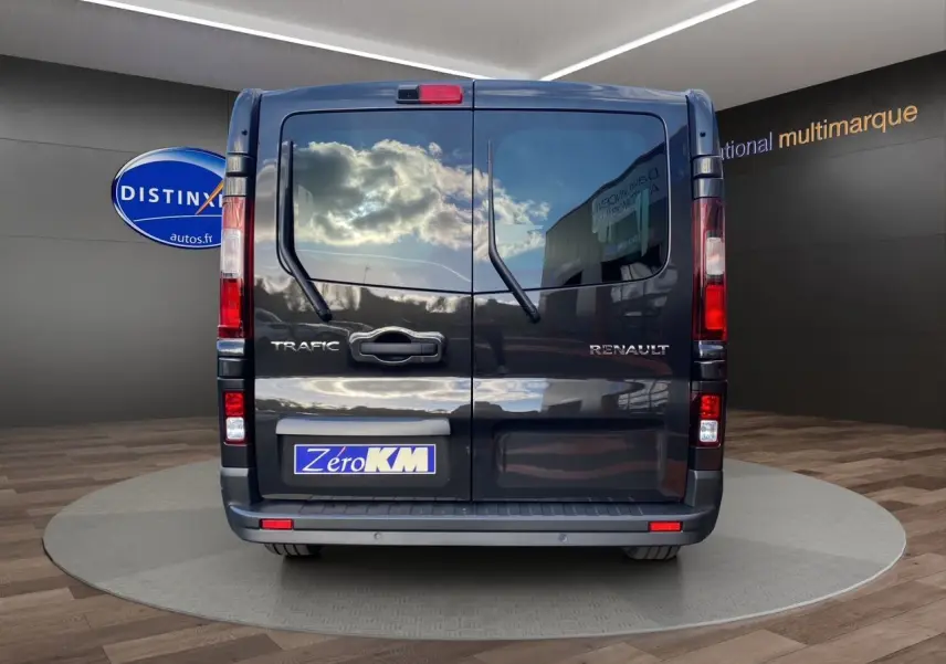 Vue arrière du Renault Trafic Combi noir 2025 avec portes battantes vitrées et essuie-glaces intégrés.