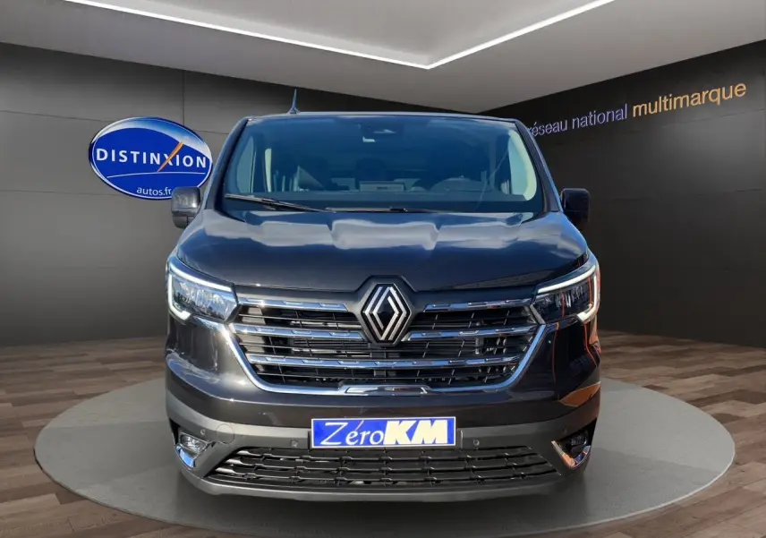Vue avant d'un Renault Trafic Combi noir 2025 avec calandre chromée et feux LED intégrés.