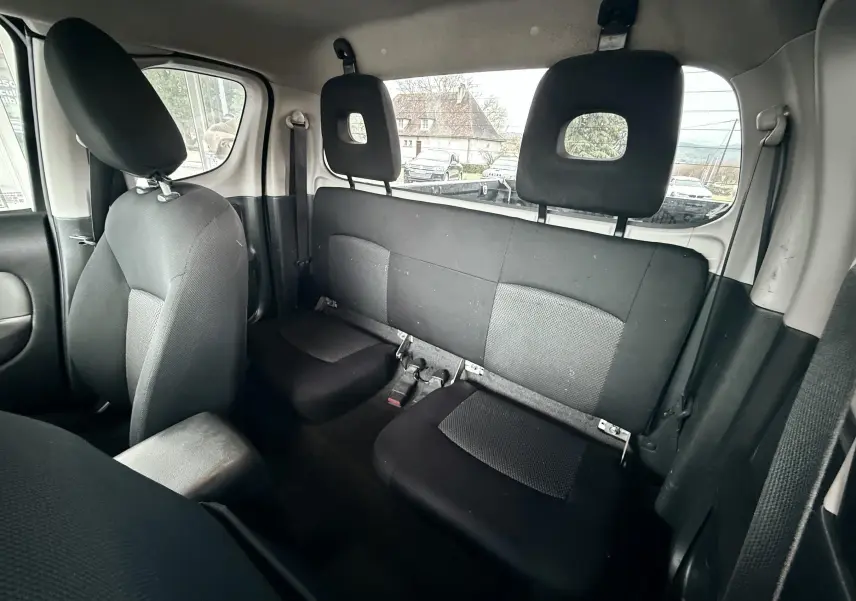 Vue intérieure arrière du Mitsubishi L200 Club Cab 2017, sièges noirs avec appuie-têtes ajourés visibles.