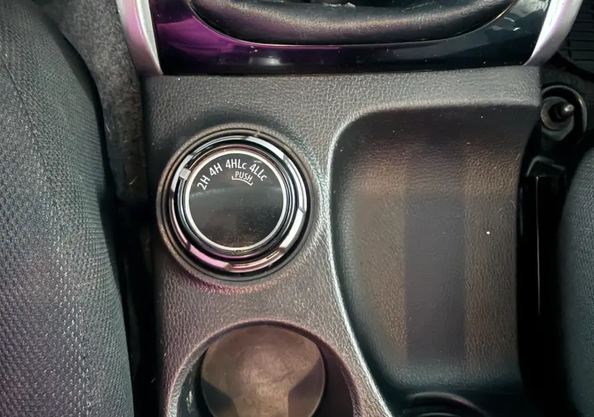 Gros plan sur le sélecteur de mode 4x4 dans l’habitacle du Mitsubishi L200 blanc, version Intense 2017.