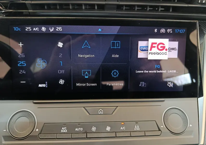 Écran tactile central de la Peugeot 308 blanche 2022 affichant la climatisation et la navigation.