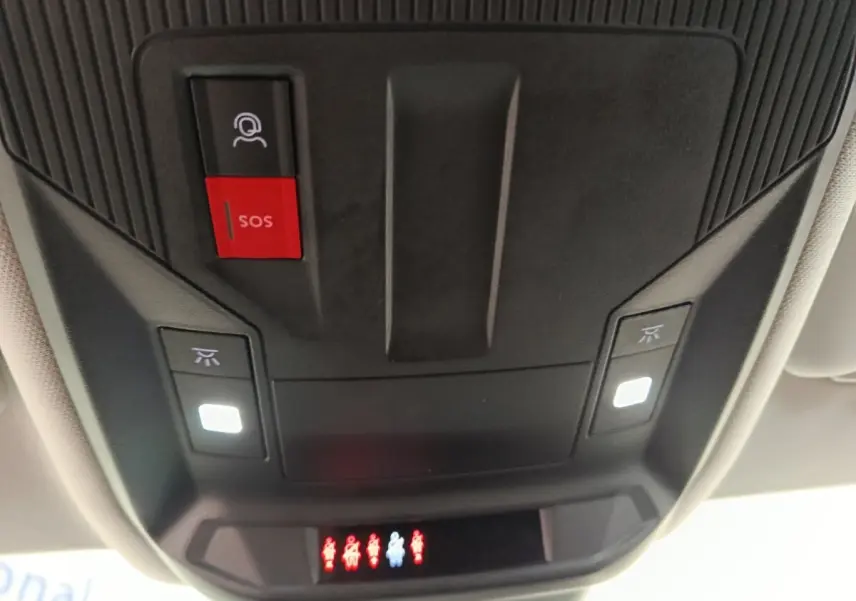 Vue intérieure du plafonnier avec boutons d’éclairage et alerte SOS de la Peugeot 308 blanche de 2022.