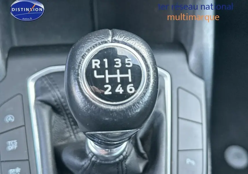 Le levier de vitesse manuel noir de la Ford Focus 2019 1.5 EcoBlue, entouré de commandes sur console centrale.