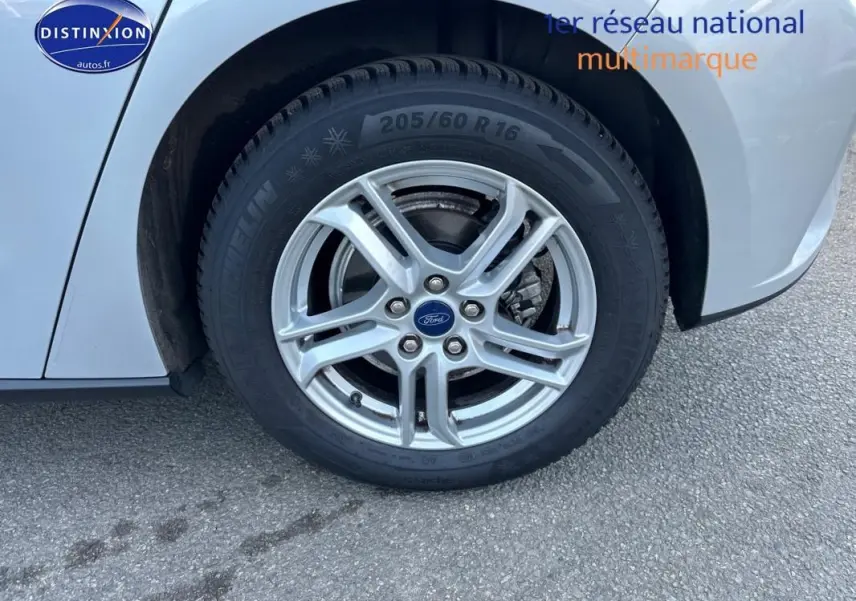 Gros plan sur la jante alliage 16 pouces côté avant droit d'une Ford Focus gris clair de 2019.