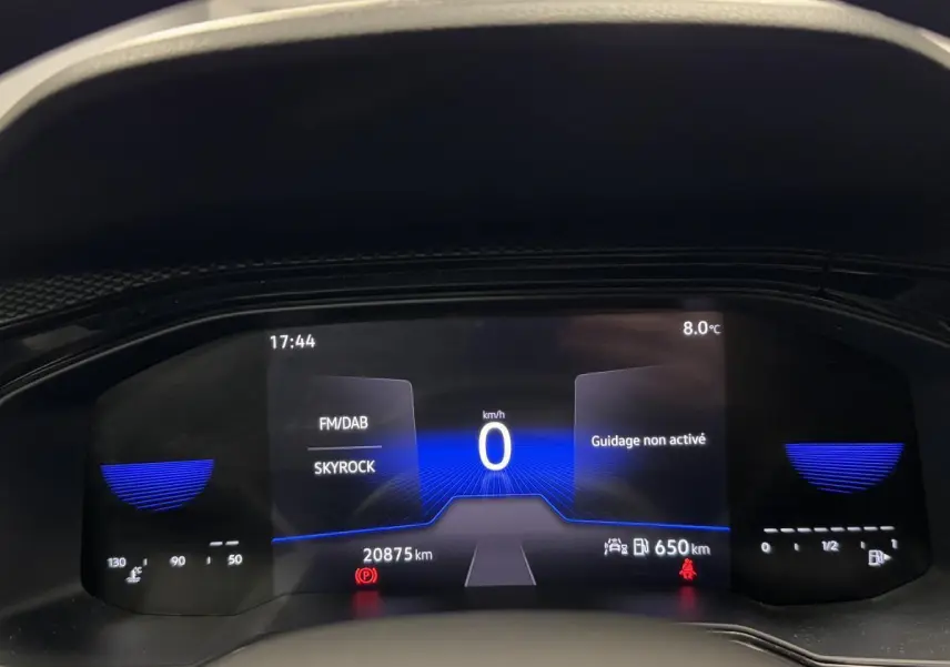 Tableau de bord numérique du Volkswagen Taigo 1.0 TSI 95 Life affichant vitesse zéro et radio Skyrock.