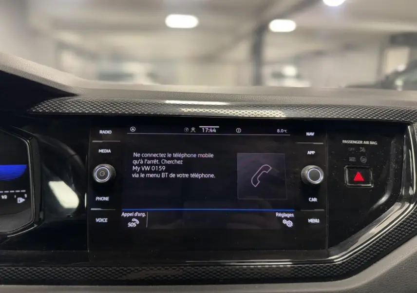 Écran tactile central du Volkswagen Taigo 2024 affichant les instructions de connexion Bluetooth, entouré de commandes.