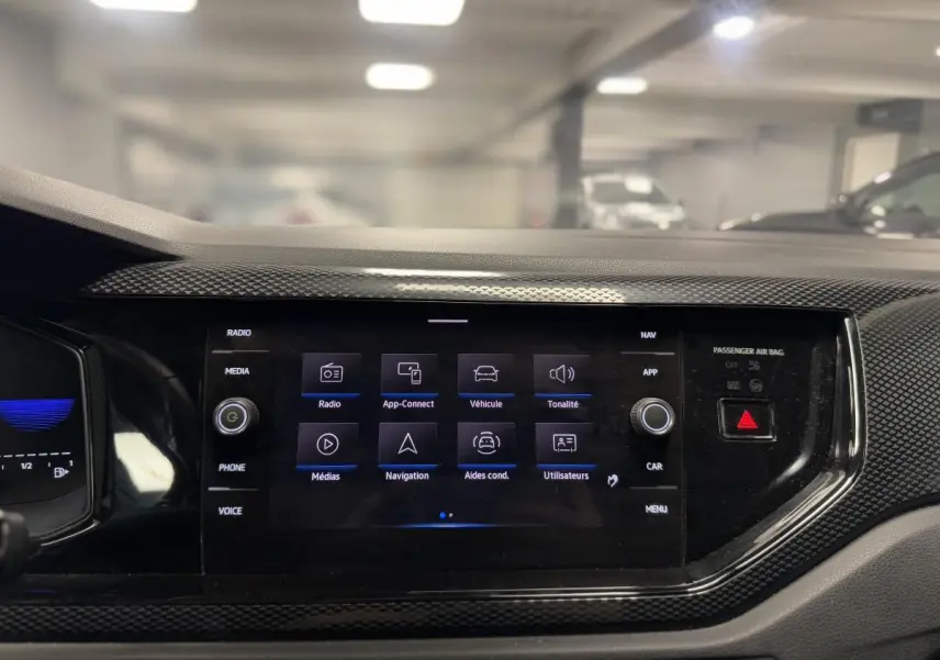 Écran tactile central du tableau de bord du Volkswagen Taigo 1.0 TSI 95 Life gris, affichant le menu multimédia.