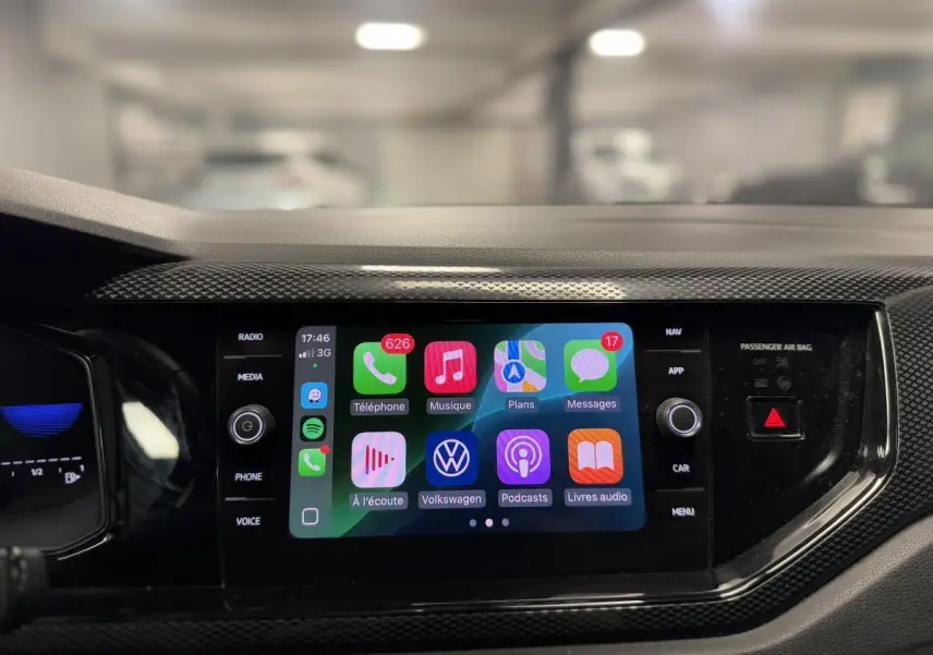Vue rapprochée de l'écran tactile 8 pouces du Volkswagen Taigo gris, affichant l'interface Apple CarPlay colorée.