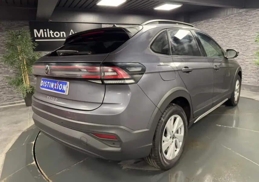 Vue 3/4 arrière droite du Volkswagen Taigo gris Ascot avec feux arrière LED et jantes alliage Belmopan 16 pouces.