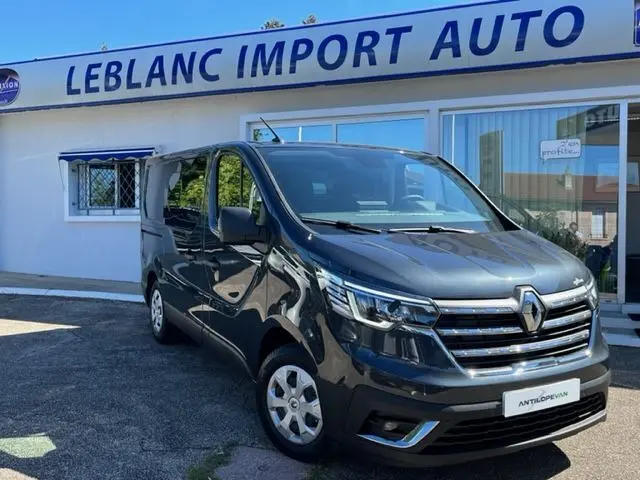 Renault Trafic Fourgon Antilope Van Flex gris comète, vue 3/4 avant droit devant concessionnaire Leblanc Import Auto.