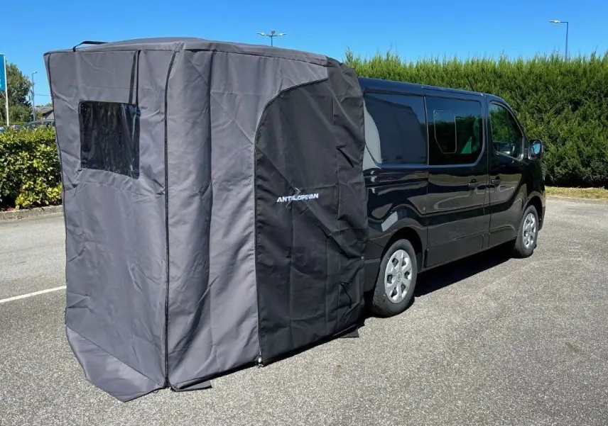 Vue 3/4 arrière droite d’un Renault Trafic Fourgon gris comète avec auvent latéral Antilope Van installé.