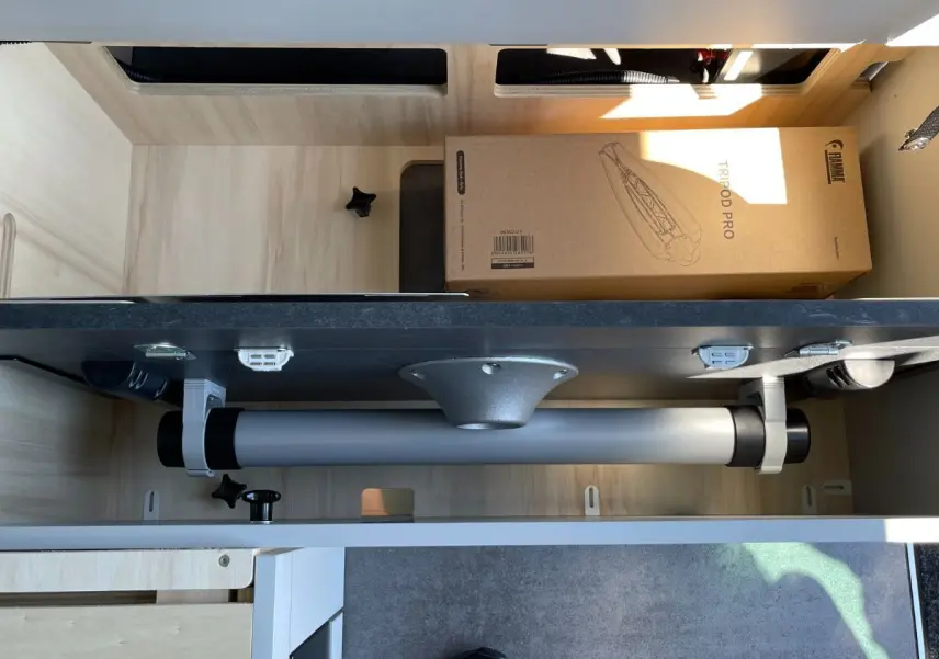 Intérieur du Renault Trafic Fourgon Antilope Van Flex gris comète, vue sur le rangement sous table amovible.