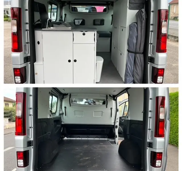 Vue arrière du Renault Trafic gris comète, montrant l'intérieur aménagé avec cuisine intégrée et rangements.