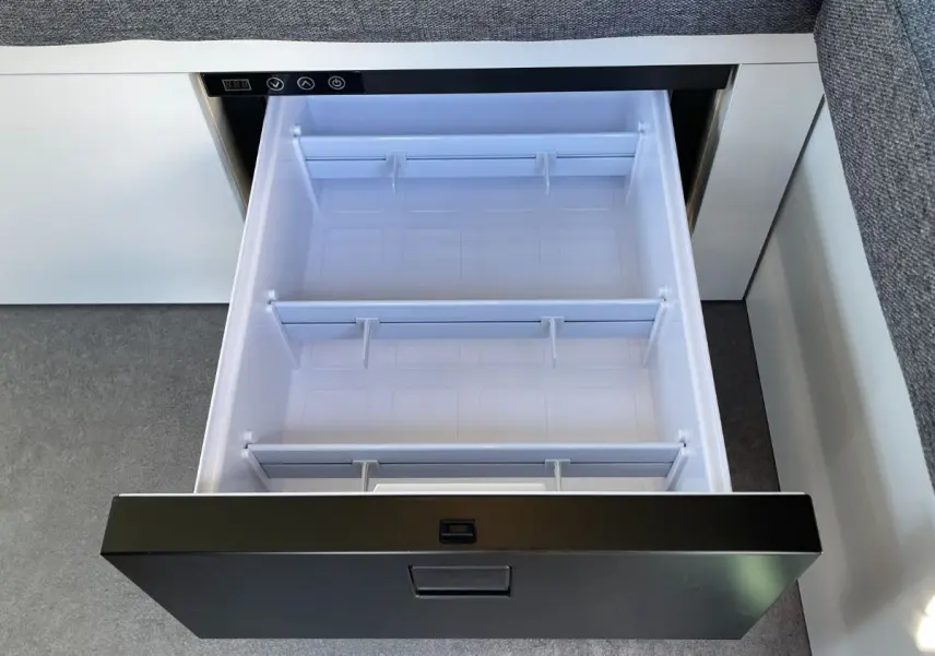 Tiroir réfrigérateur gris ouvert dans l'aménagement intérieur du Renault Trafic Fourgon Antilope Van Flex 2022.