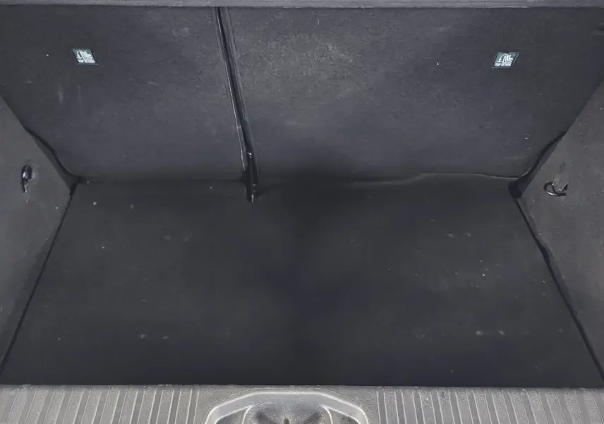 Coffre spacieux et vide de la Renault Clio 2020 blanc glacier, vue intérieure depuis l'ouverture arrière.