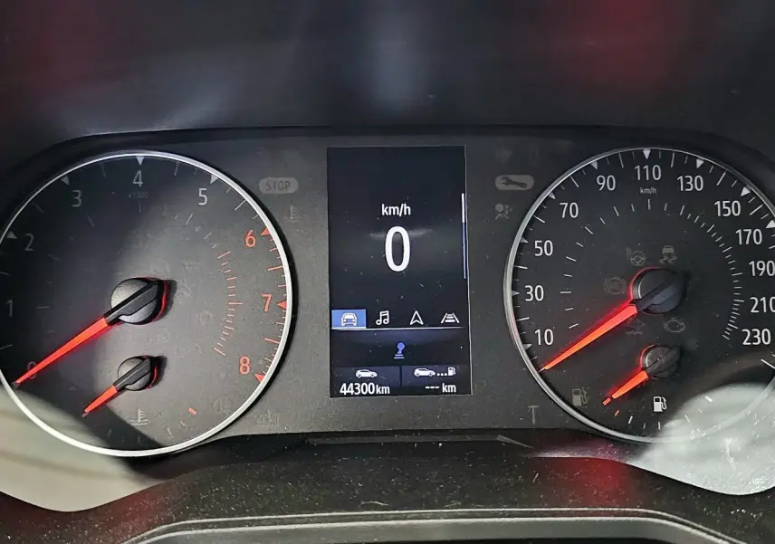 Tableau de bord de Renault Clio 2020 montrant compte-tours, vitesse à 0 km/h et compteur kilométrique à 44 300 km.