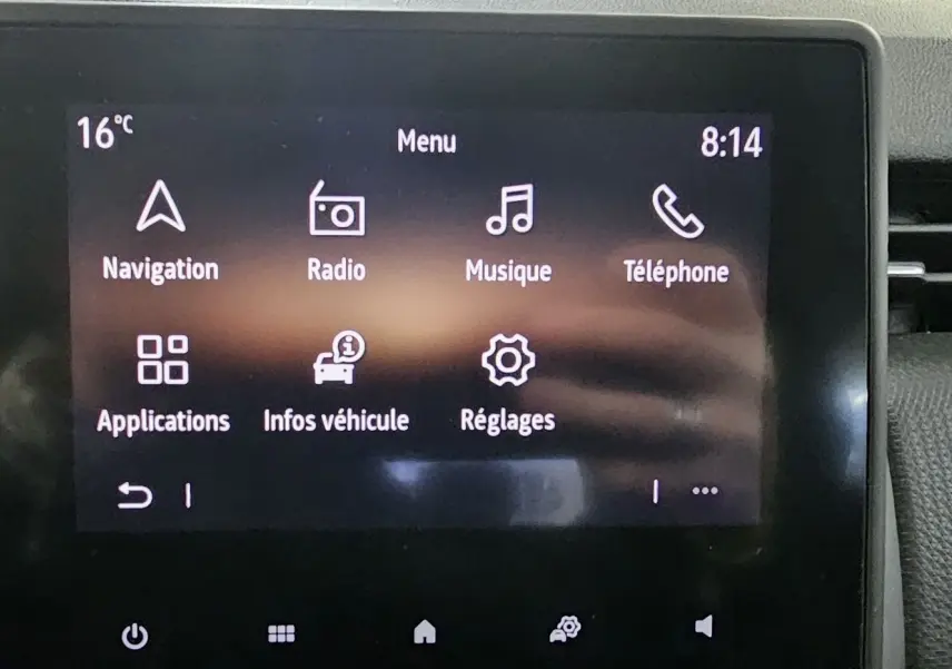 Écran tactile central affichant le menu multimédia de la Renault Clio 2020 avec options navigation, radio et téléphone.