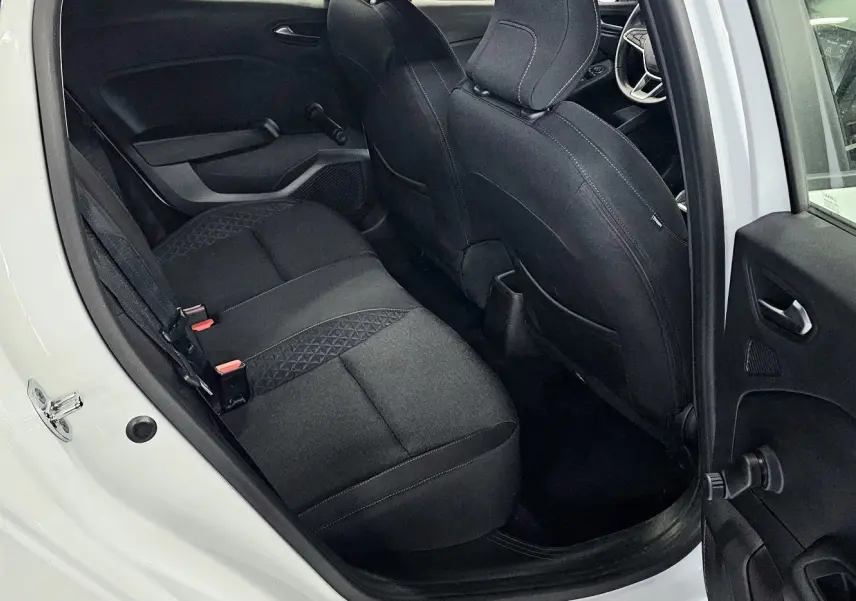 Vue intérieure côté gauche arrière d'une Renault Clio blanche glacier 2020, sièges tissu gris noir avec motifs géométriques.