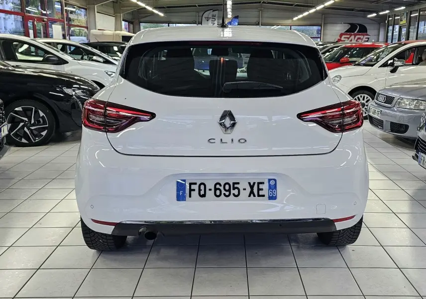 Vue arrière d'une Renault Clio blanche glacier 2020 avec feux LED et plaque d'immatriculation française visible.