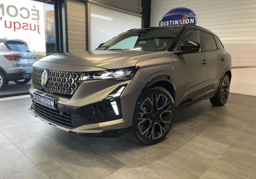 Renault Austral Esprit Alpine 2025 gris satin mat et toit noir, vue 3/4 avant avec jantes noires diamantées