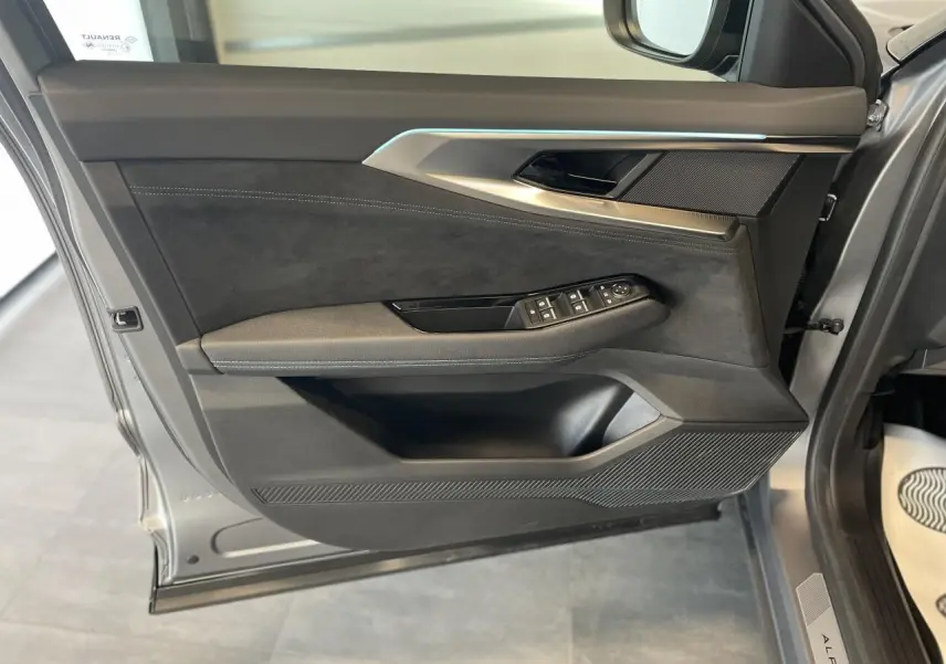 Porte avant gauche ouverte du Renault Austral gris satin mat, avec garniture noire et insert aluminium brossé.
