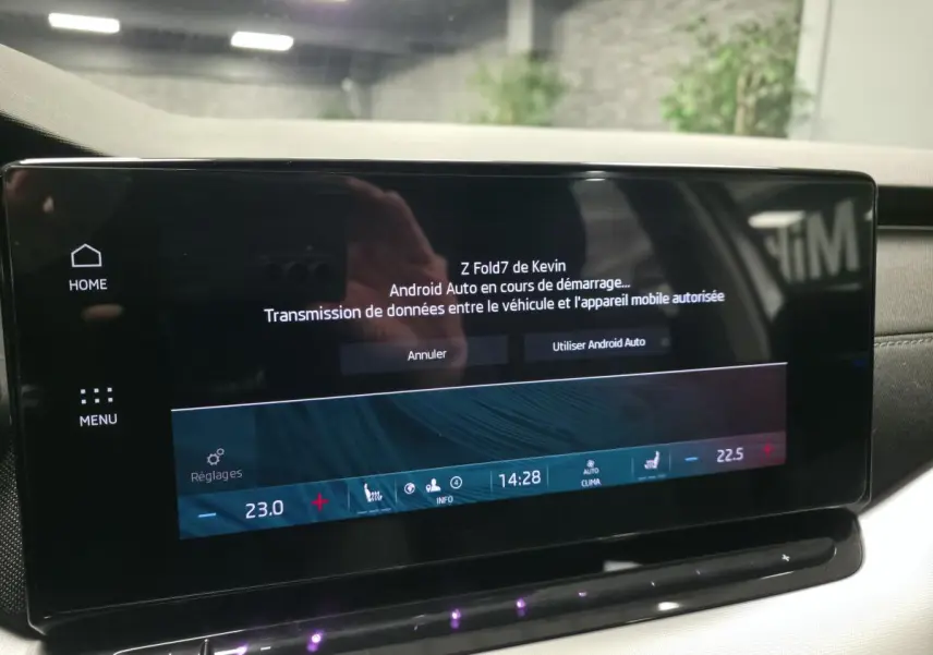 Écran tactile central de la Skoda Octavia 2023 affichant la connexion Android Auto en cours de démarrage.