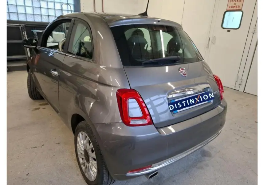 Vue 3/4 arrière droite d'une Fiat 500 gris Electroclash 2022 avec feux arrière LED et logo hybride sur hayon.