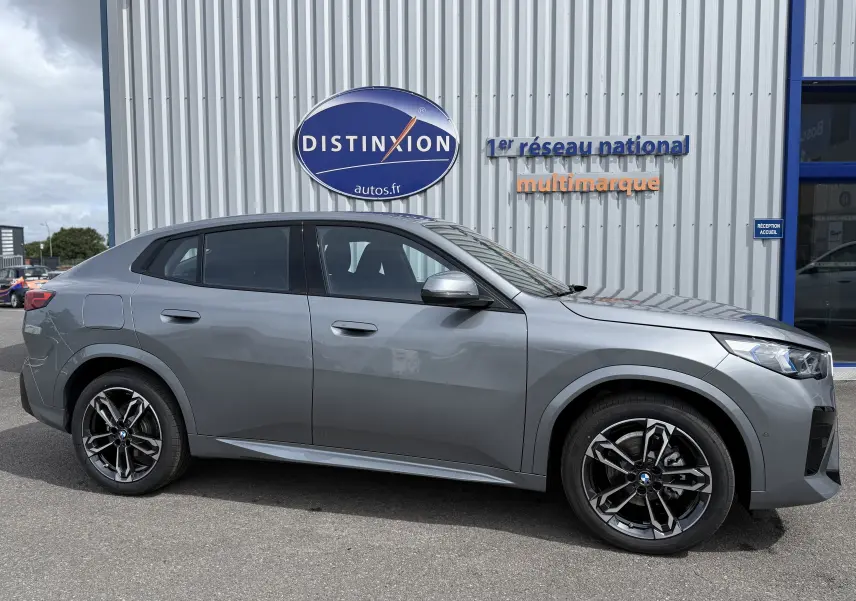 BMW X2 2025 gris Skyscraper vue de profil côté gauche, soulignant ses jantes noires et lignes dynamiques.
