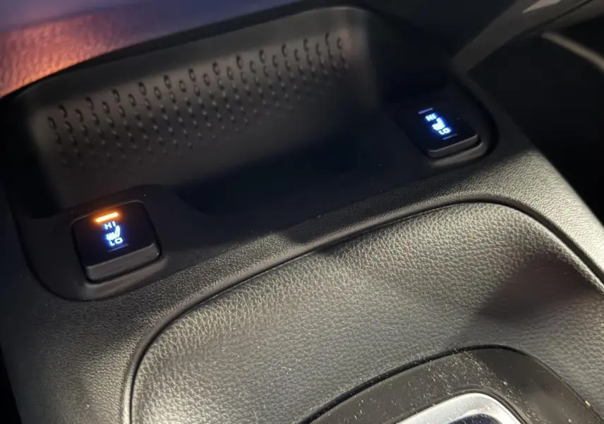 Gros plan sur les commandes de sièges chauffants avant de la Toyota Corolla hybride 2022, finition Dynamic Business.