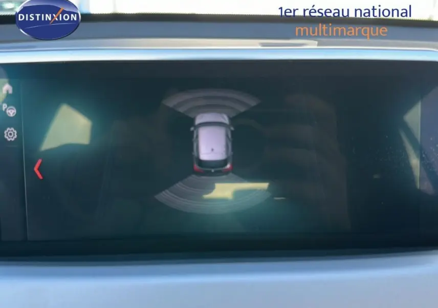 Affichage écran intérieur montrant la vue aérienne du BMW X1 gris foncé avec capteurs de proximité actifs.