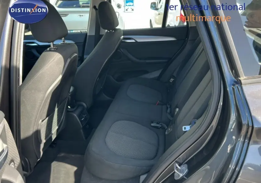 Vue intérieure côté droit des sièges arrière gris foncé d’un BMW X1 F48 LCI 2022 avec portes ouvertes.