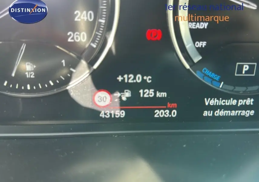 Tableau de bord numérique de BMW X1 F48 LCI, affichant la température extérieure à 12°C et l'autonomie à 125 km.