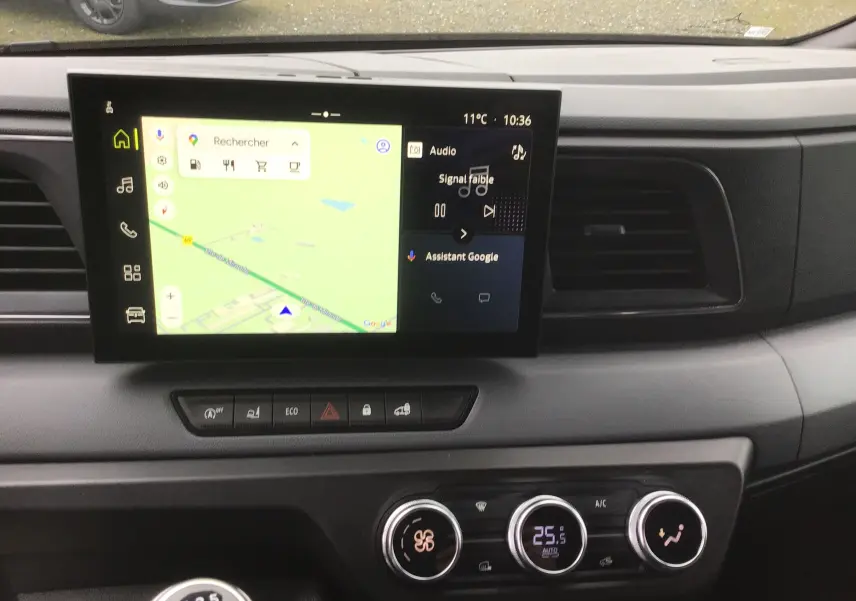 Vue intérieure du tableau de bord du Renault Master 2025, écran tactile central avec navigation et commandes climatisation.