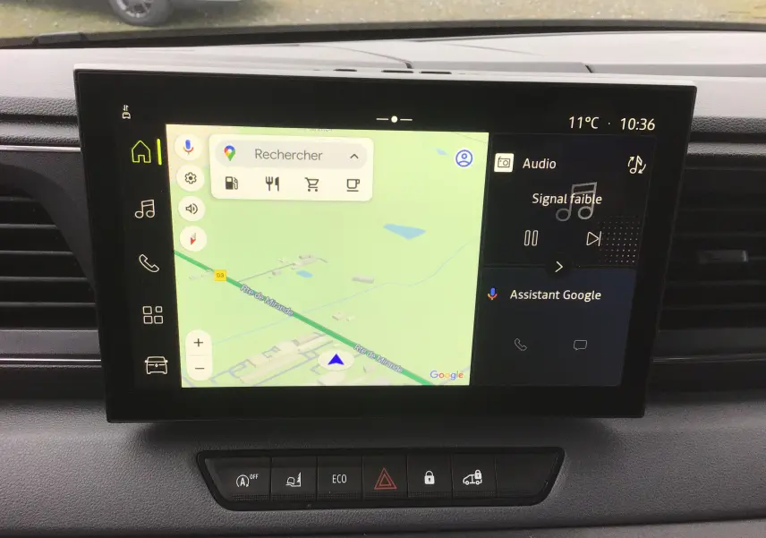 Écran tactile central du Renault Master L2H2 2025 montrant la navigation OpenR Link avec interface Google Assistant.