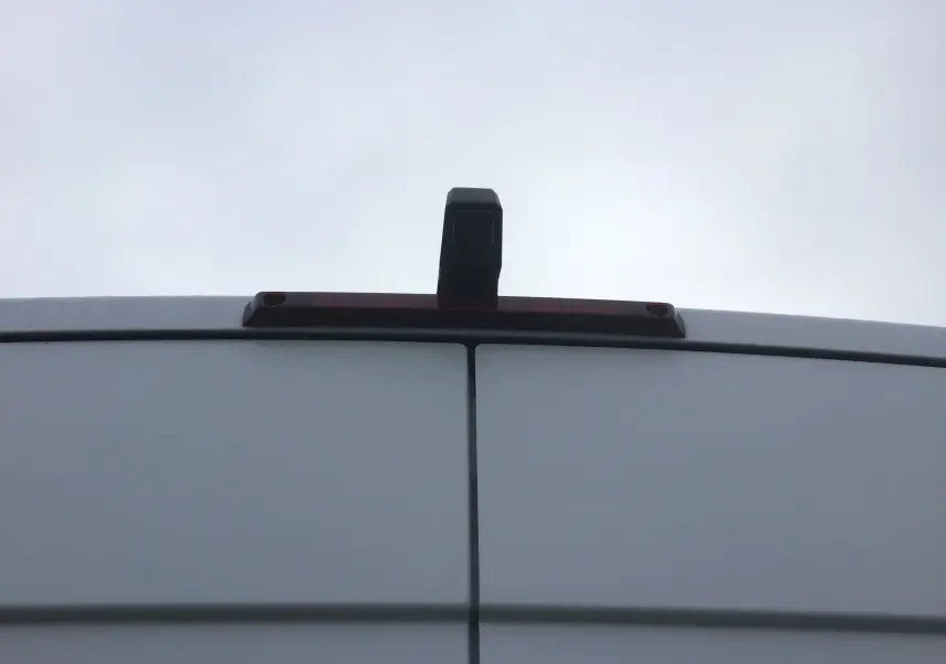 Vue rapprochée de l’arrière blanc du Renault Master L2H2 avec caméra de recul intégrée au-dessus des portes.